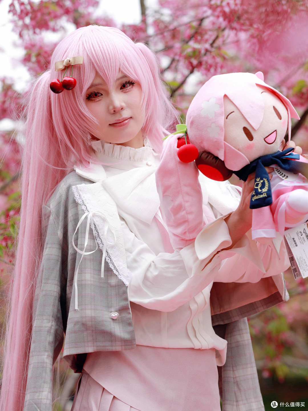 穿cos服扎樱花林，我的春日治愈是“二次元撞进现实”～