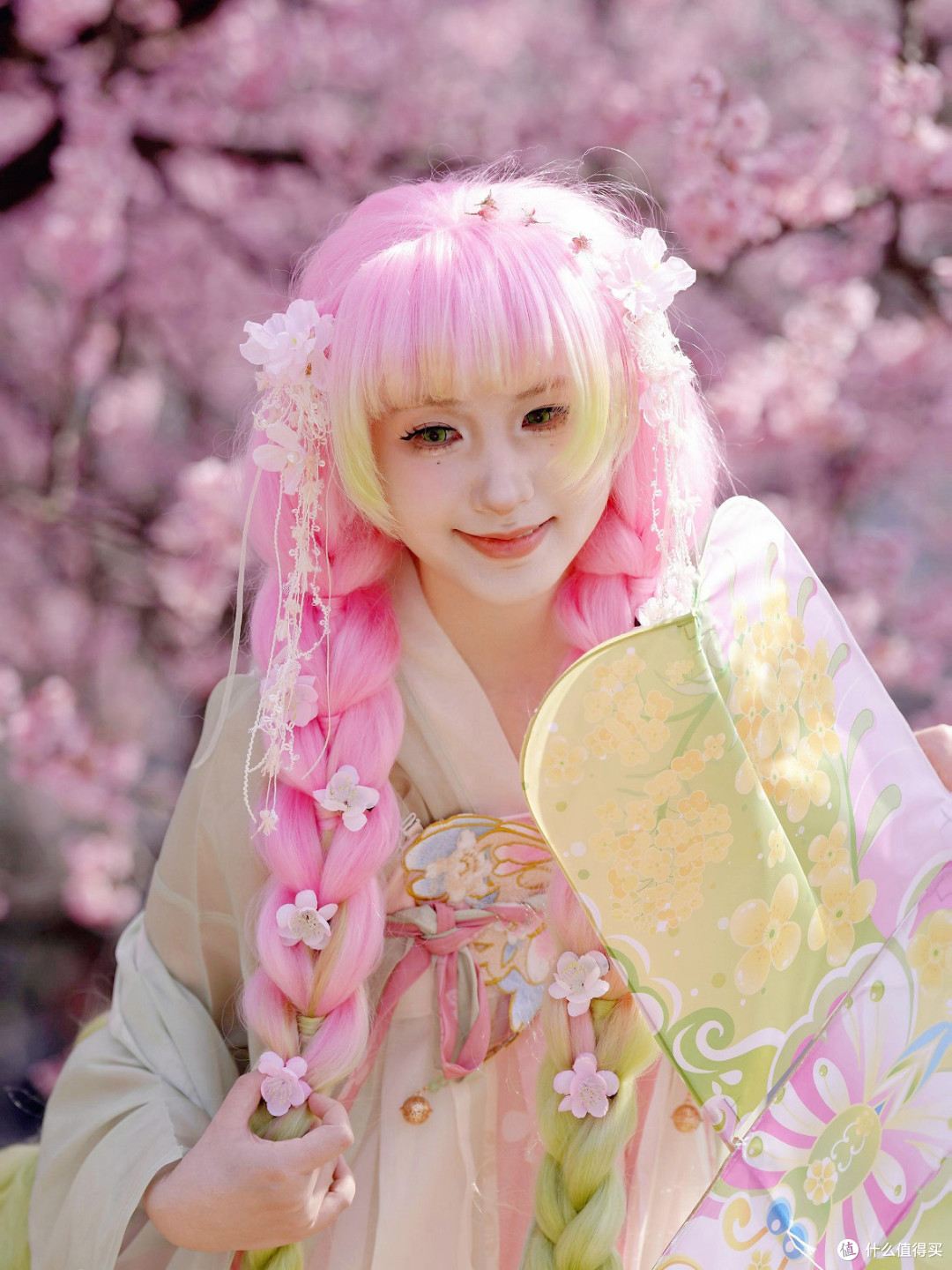 穿cos服扎樱花林，我的春日治愈是“二次元撞进现实”～