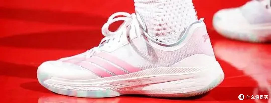 【NBA每日上脚】库里致敬詹姆斯！阿克伦之子都爱它？