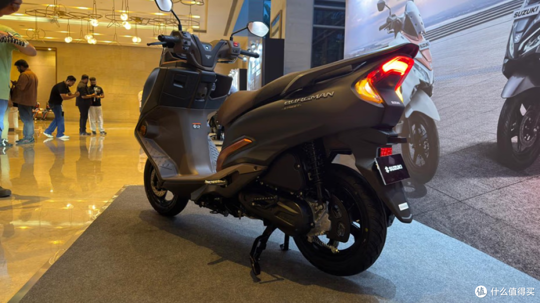 铃木又出新125踏板!2026款BURGMAN STREET发布,配置对标UY125!