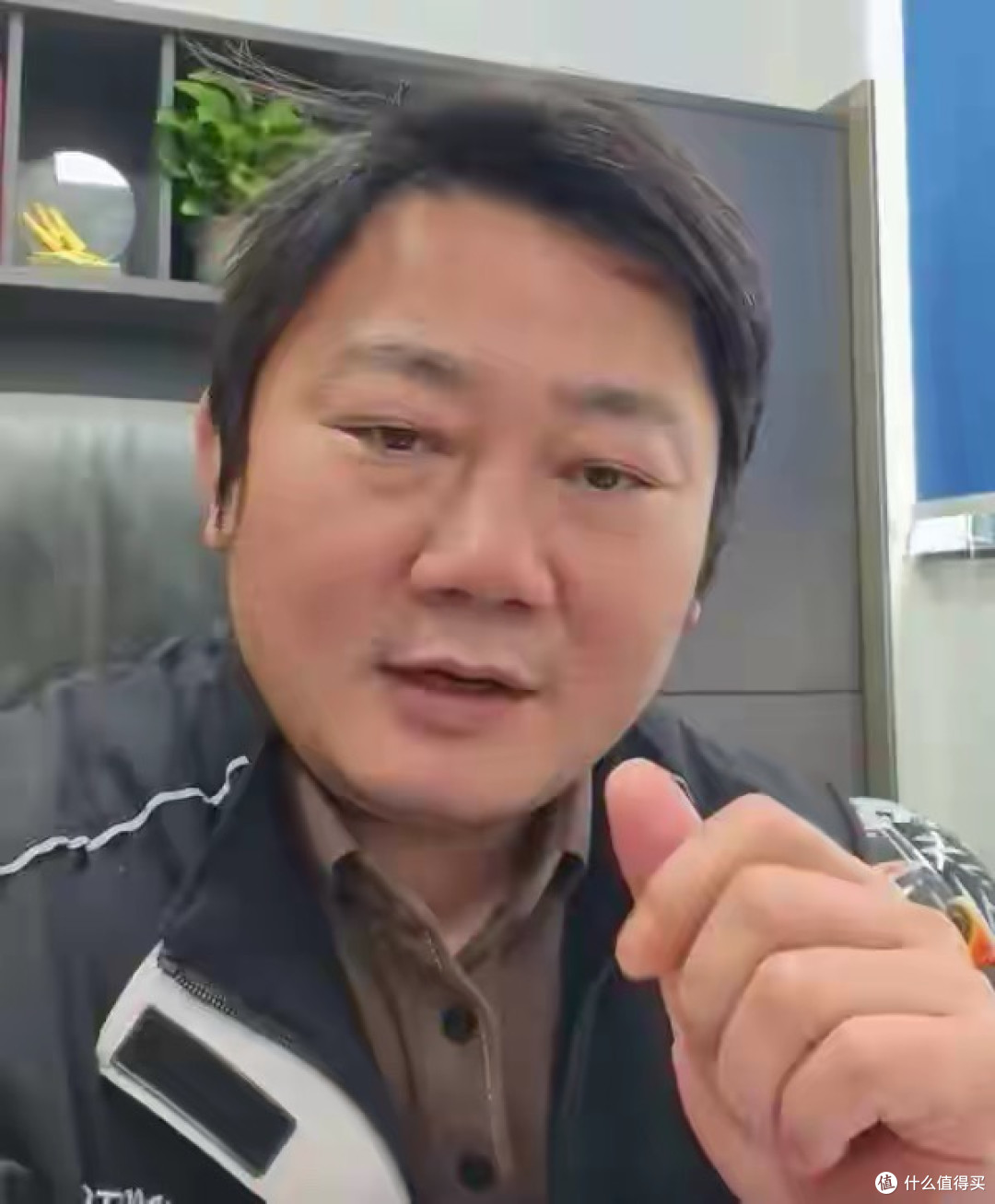 张雪嘲讽陈光标,不过户竖中指,还用他钱做慈善,他不让卖私下聊