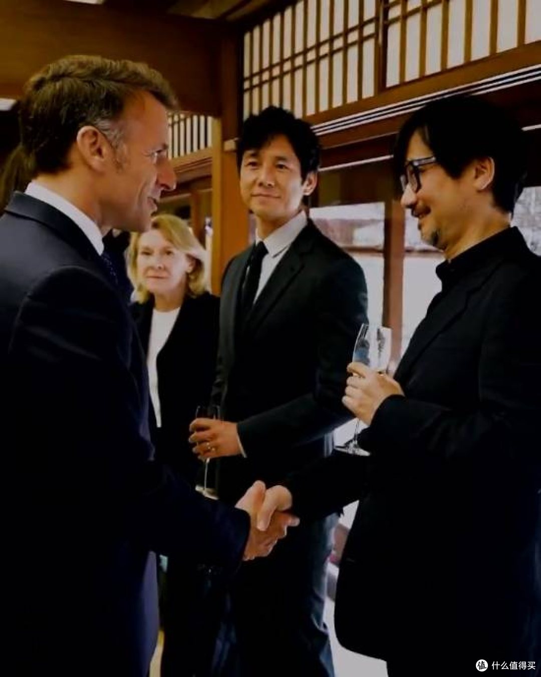马克龙与小岛秀夫握手合影,还和日本首相现场对波龟派气功!