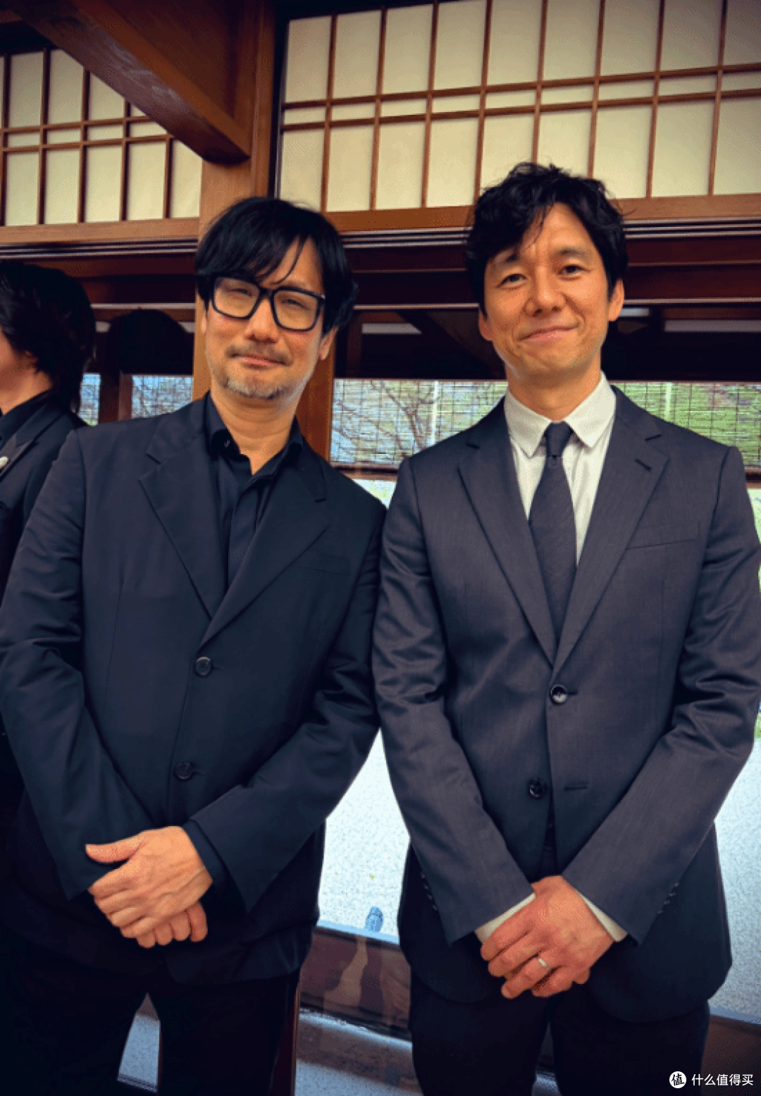 马克龙与小岛秀夫握手合影,还和日本首相现场对波龟派气功!