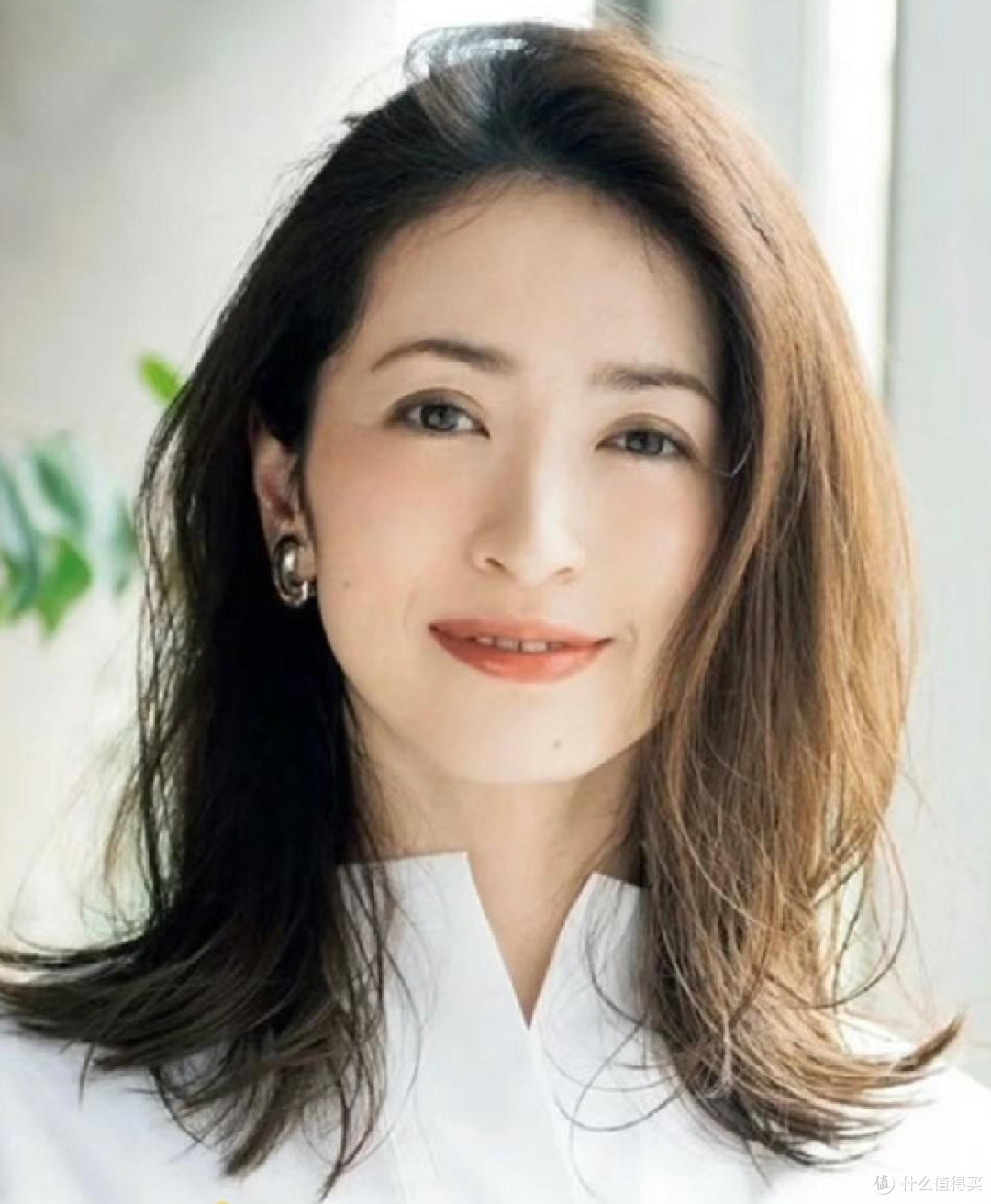 不建议五六十岁女人：剪短发、盘头发，换成这3种发型更显气质！