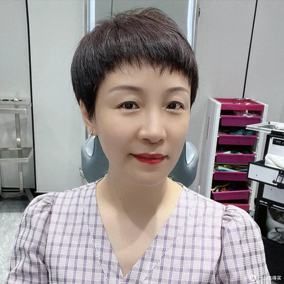 不建议五六十岁女人：剪短发、盘头发，换成这3种发型更显气质！