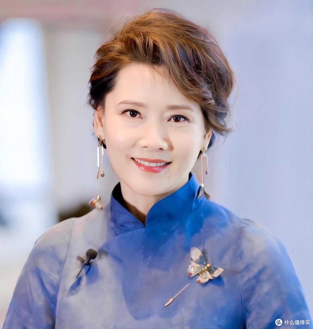 不建议五六十岁女人：剪短发、盘头发，换成这3种发型更显气质！