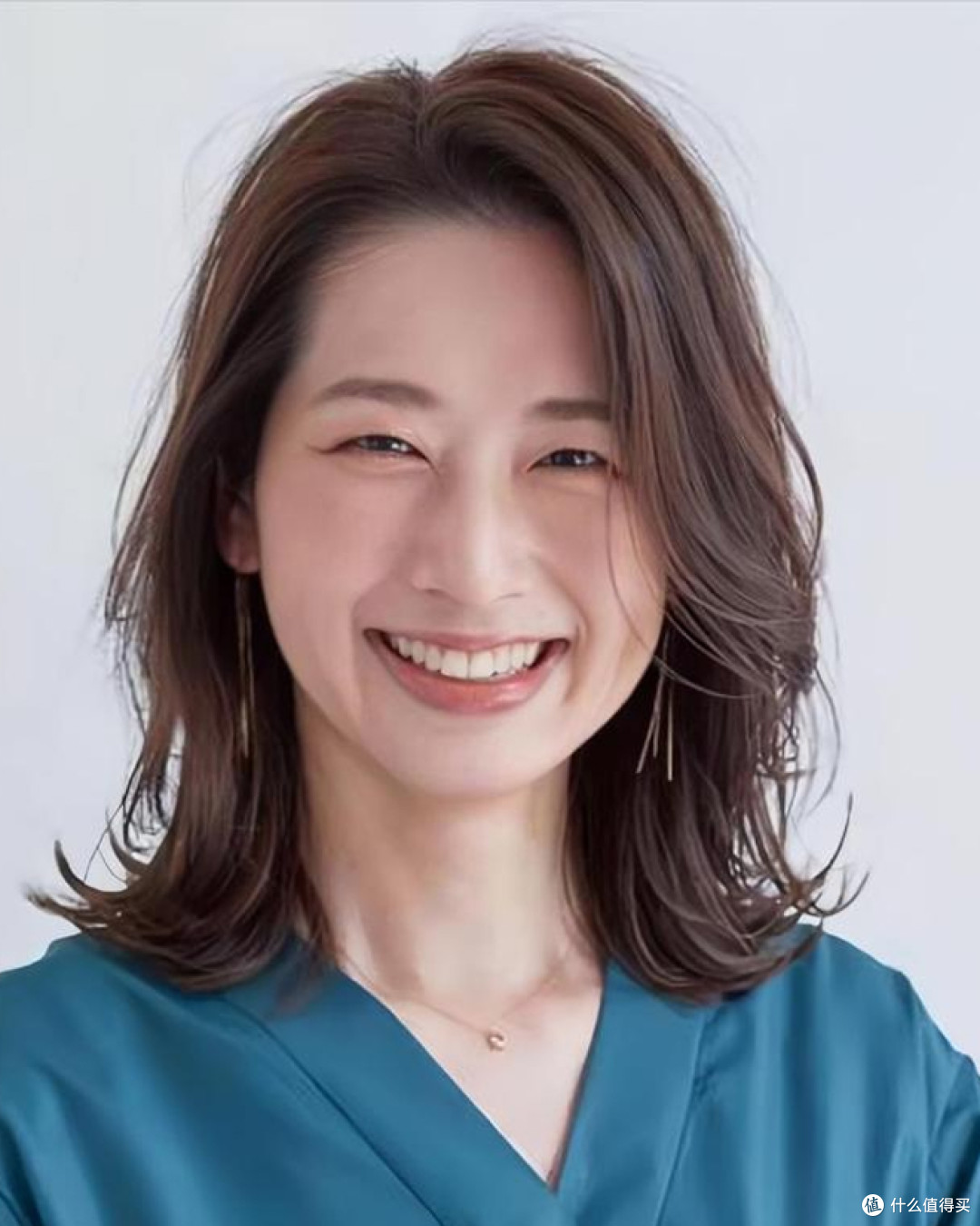 不建议五六十岁女人：剪短发、盘头发，换成这3种发型更显气质！