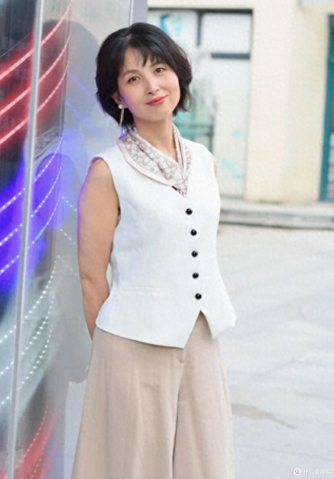不建议五六十岁女人：剪短发、盘头发，换成这3种发型更显气质！