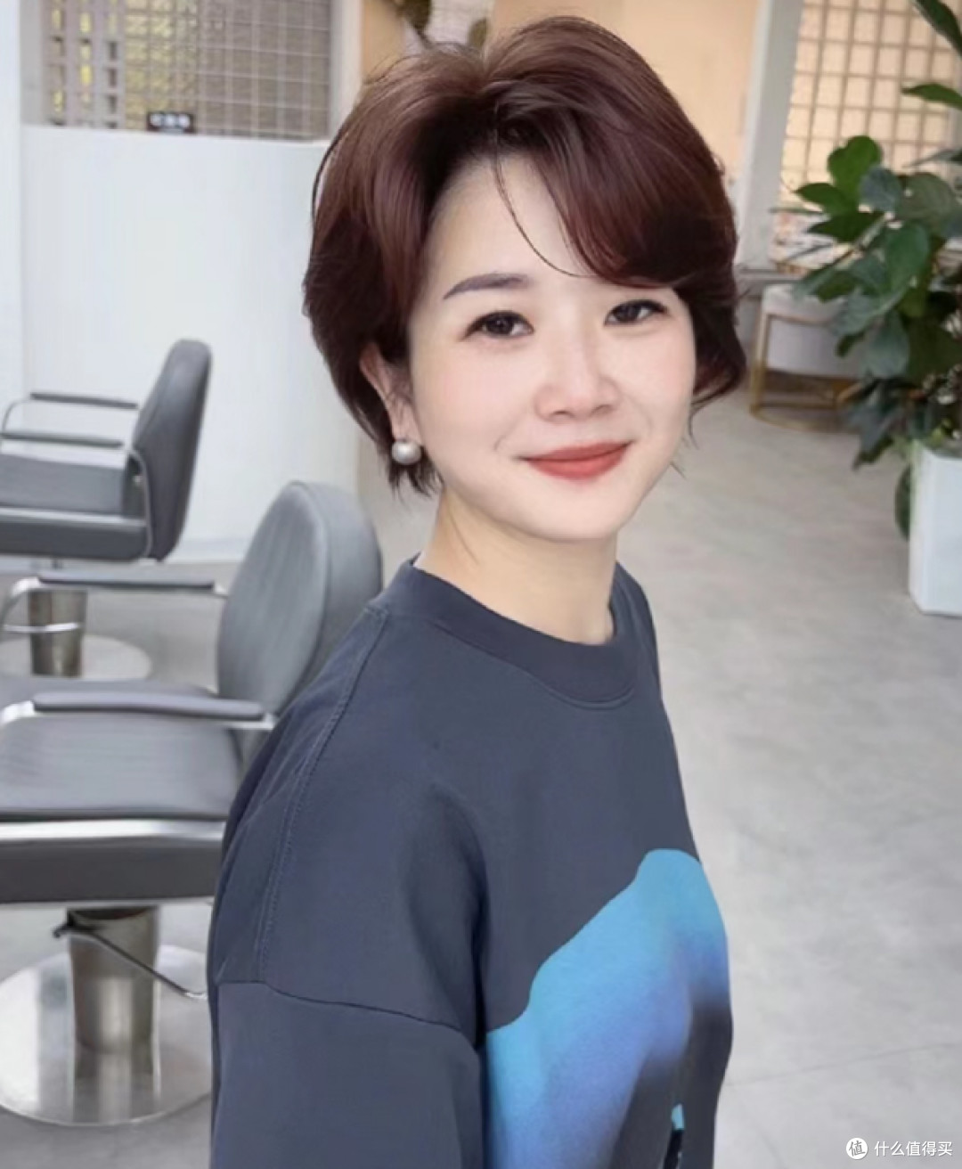 不建议五六十岁女人：剪短发、盘头发，换成这3种发型更显气质！