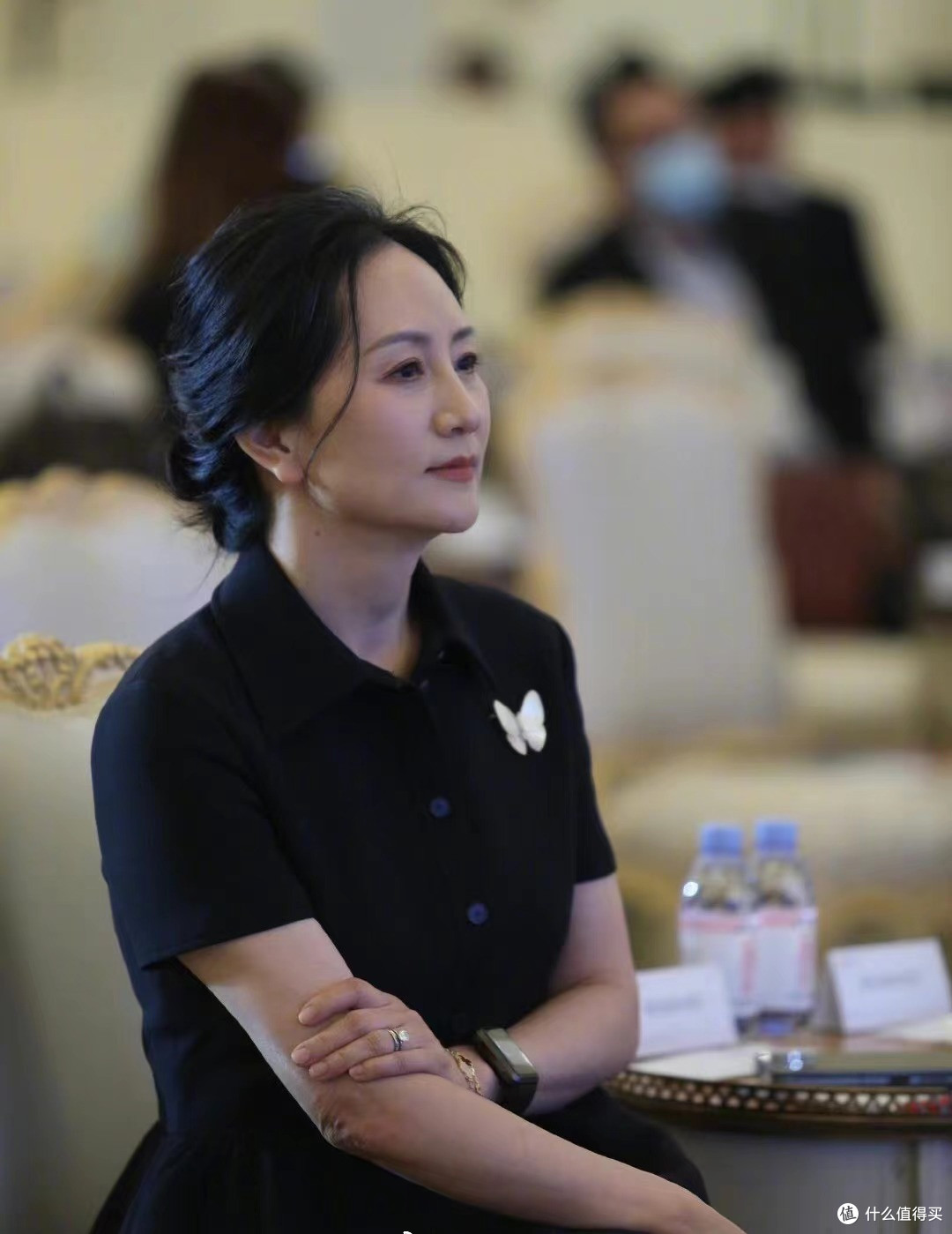 不建议五六十岁女人：剪短发、盘头发，换成这3种发型更显气质！