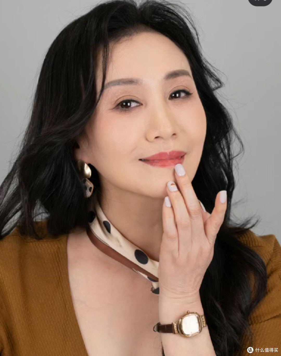 不建议五六十岁女人：剪短发、盘头发，换成这3种发型更显气质！