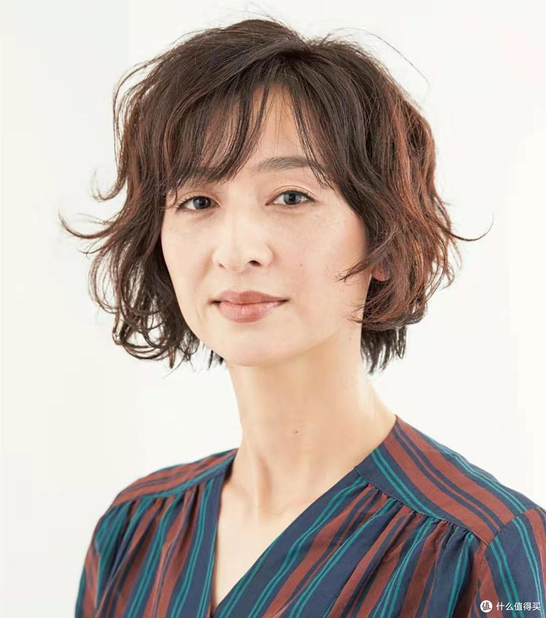不建议五六十岁女人：剪短发、盘头发，换成这3种发型更显气质！