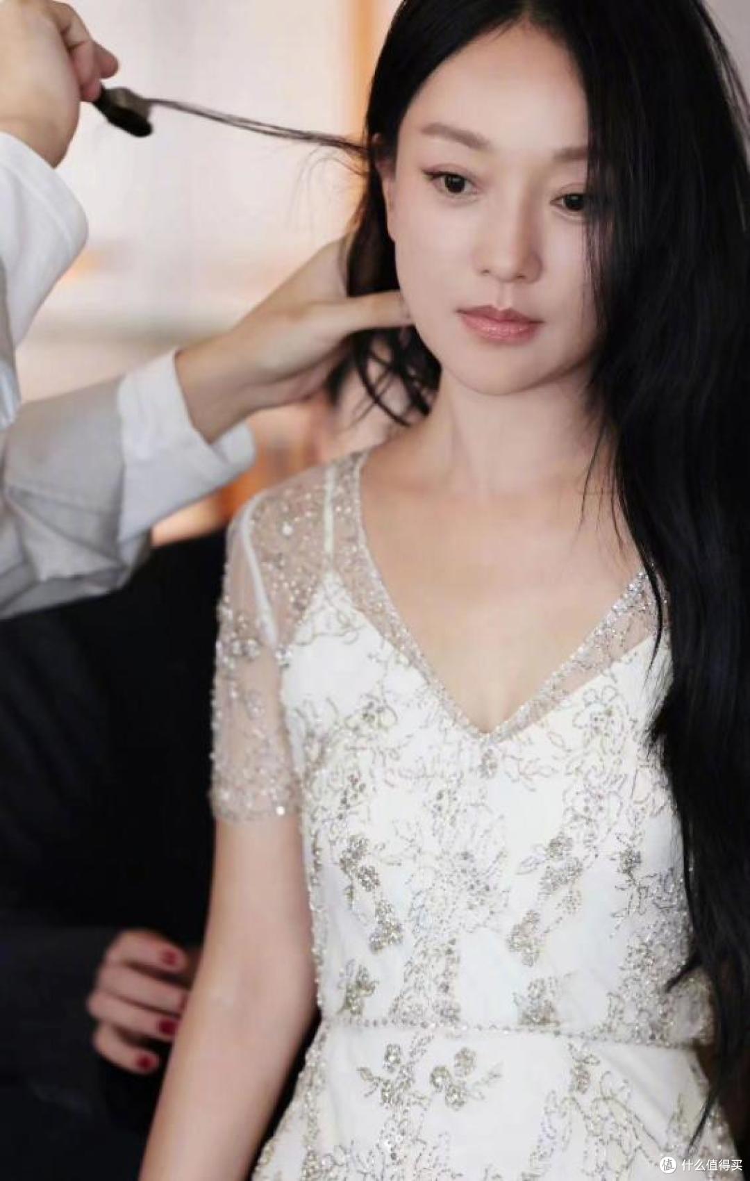 周迅留回长发后,好像换了个人!穿轻纱裙好惊艳,美到差点认不出