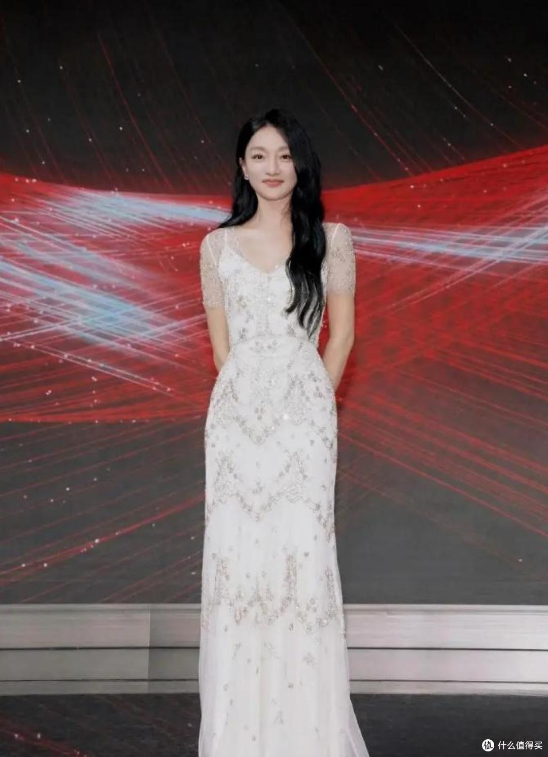 周迅留回长发后,好像换了个人!穿轻纱裙好惊艳,美到差点认不出