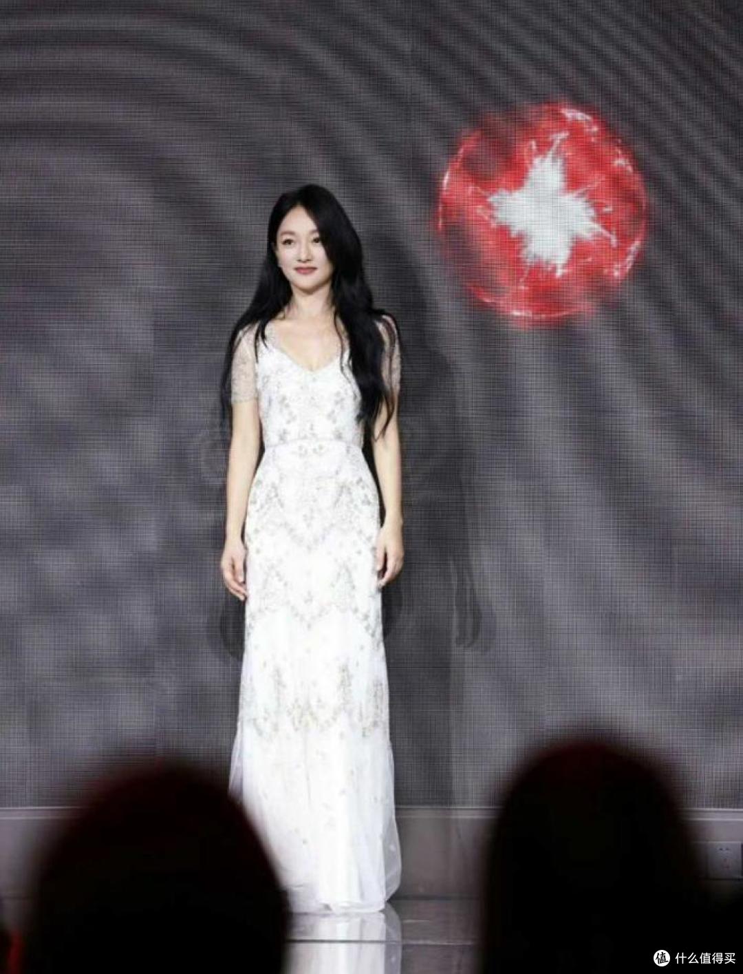 周迅留回长发后,好像换了个人!穿轻纱裙好惊艳,美到差点认不出