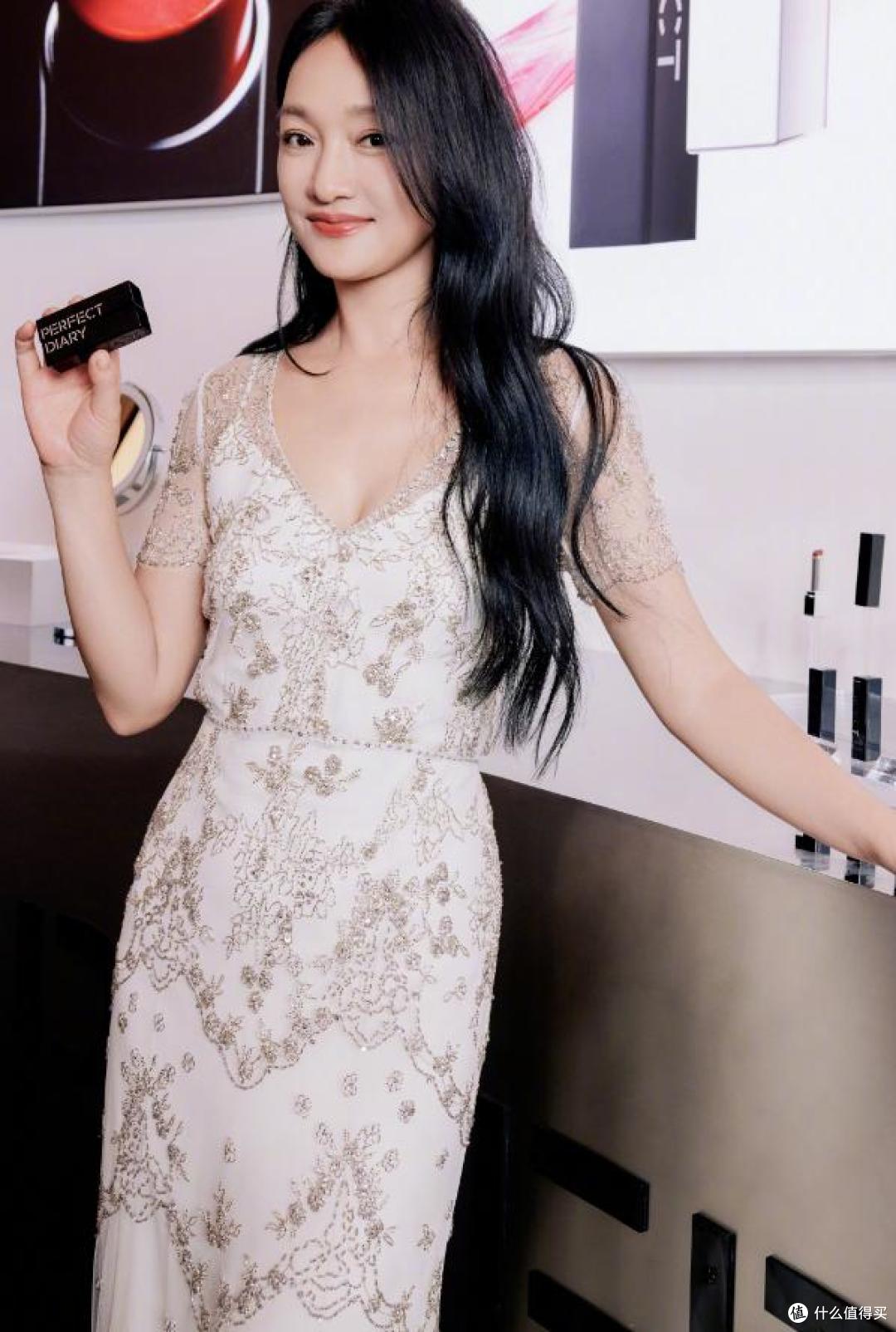 周迅留回长发后,好像换了个人!穿轻纱裙好惊艳,美到差点认不出