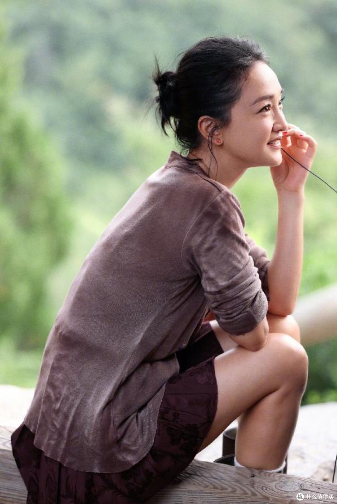 周迅留回长发后,好像换了个人!穿轻纱裙好惊艳,美到差点认不出
