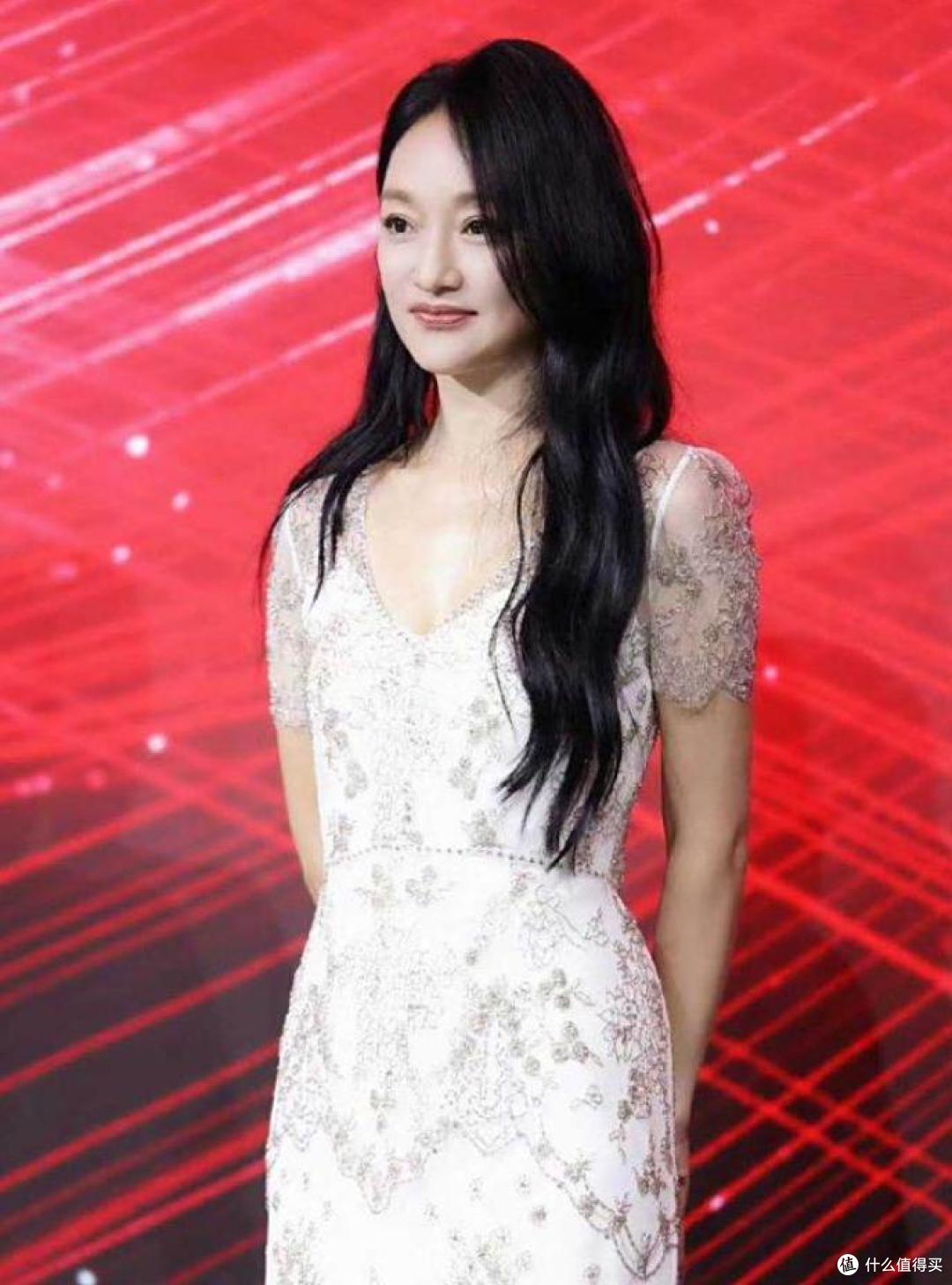 周迅留回长发后,好像换了个人!穿轻纱裙好惊艳,美到差点认不出