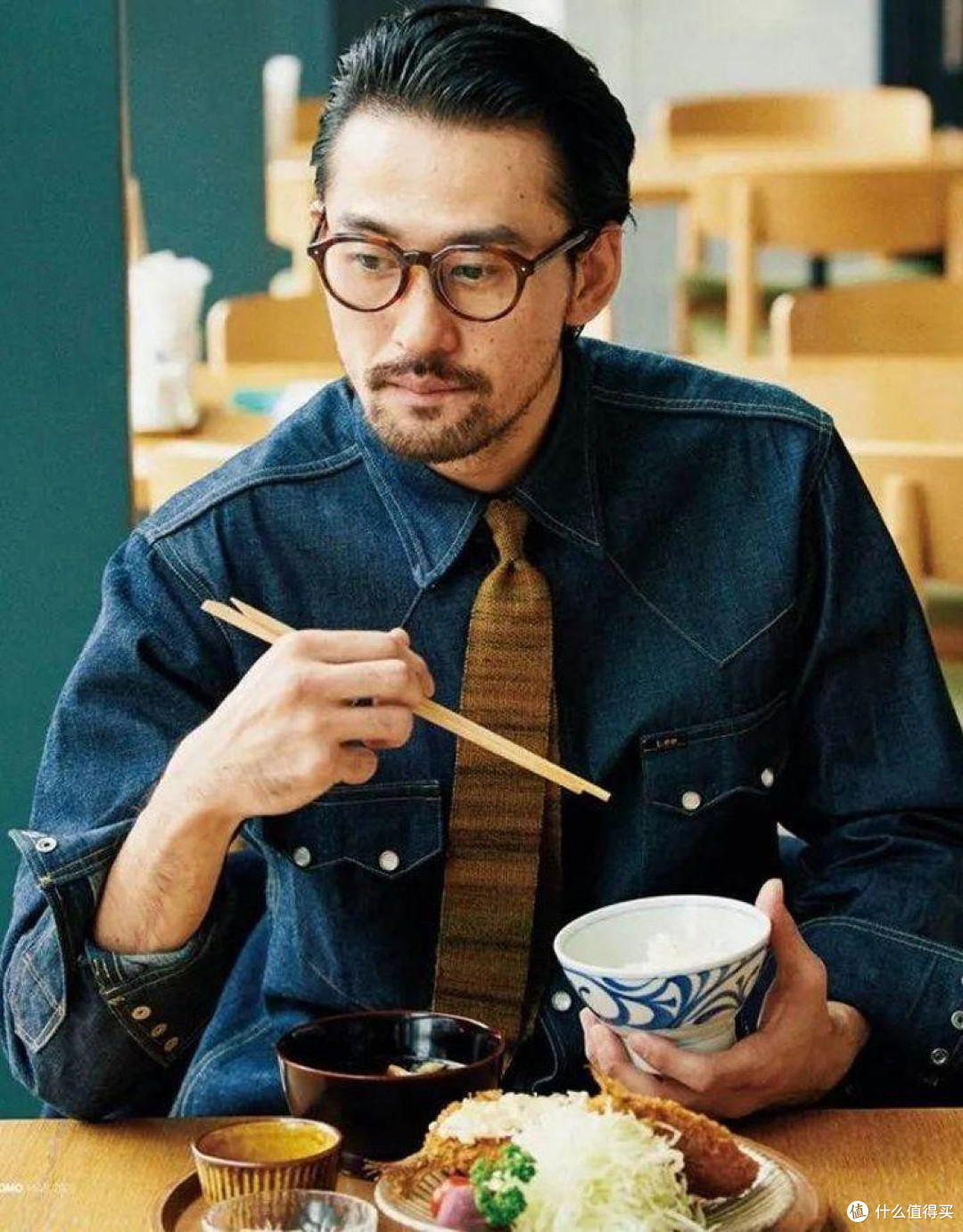 为什么日本男人越老越耐看？不穿老年装、不乱剪头发，瞬间显年轻
