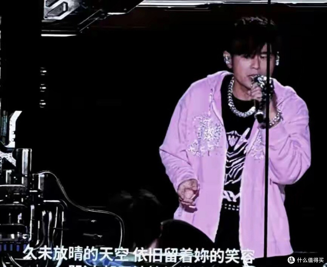 周杰伦演唱会口碑又崩了，本人唱不上去就划水，舞美落后效果不佳