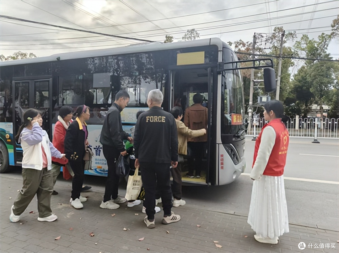 清明节期间 赤壁义工倾情奉献开展市区公交站点值守行动