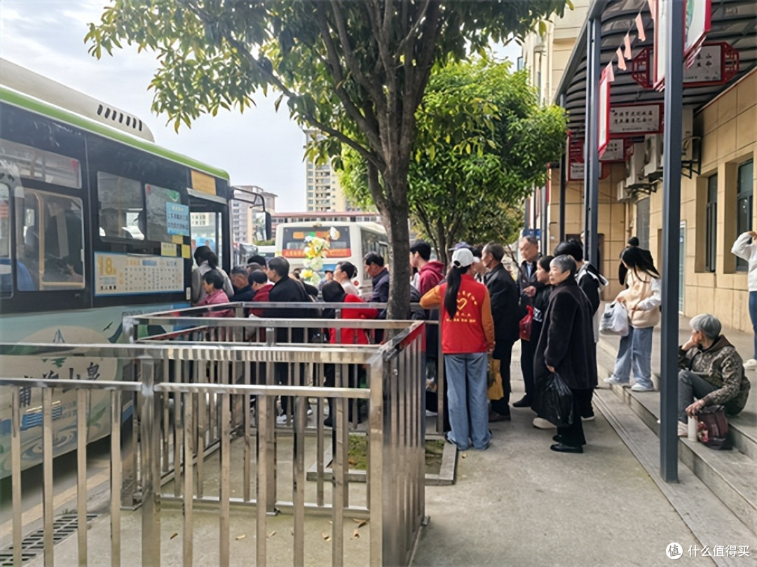 清明节期间 赤壁义工倾情奉献开展市区公交站点值守行动