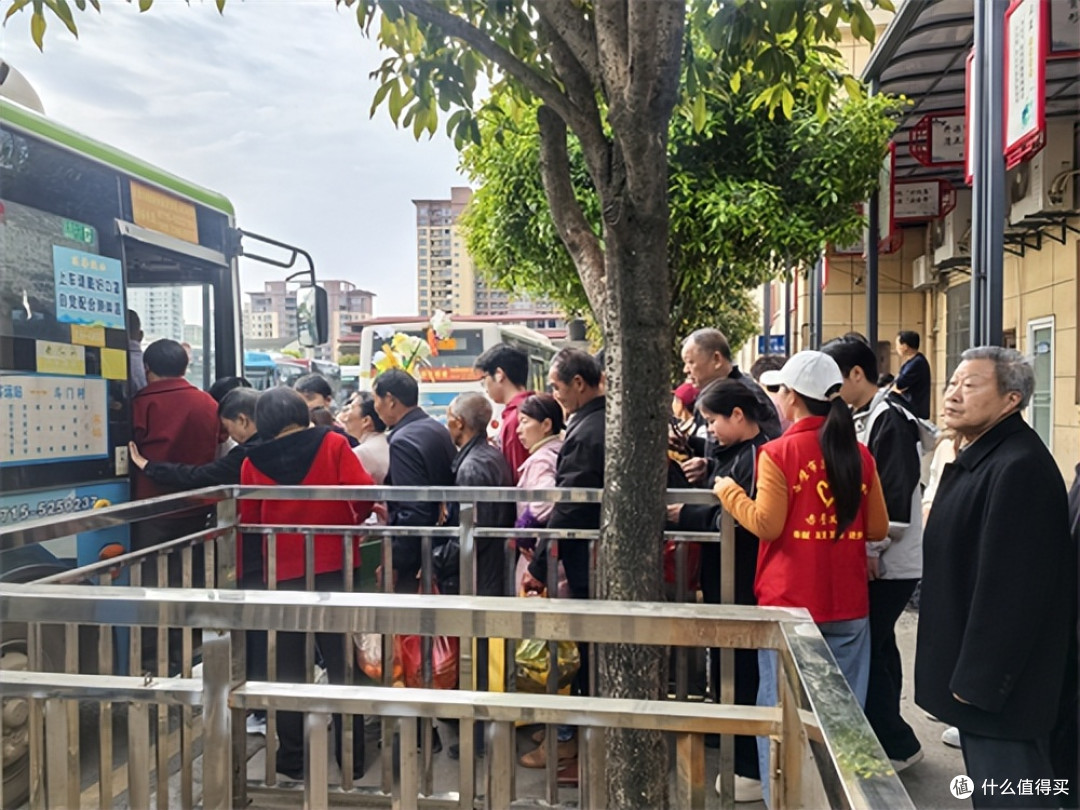 清明节期间 赤壁义工倾情奉献开展市区公交站点值守行动