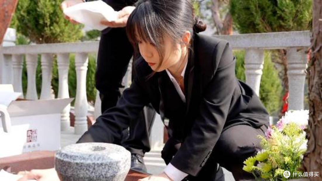 00 后女生当入殓师 5 年,白天送逝者体面,晚上点外卖都没人敢接