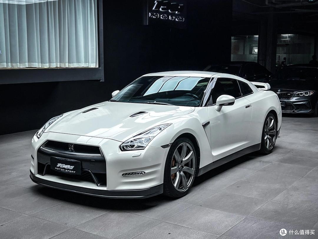 当 GTR 之父试驾小鹏：战神 R36 的电动化答案，竟藏在电车里？