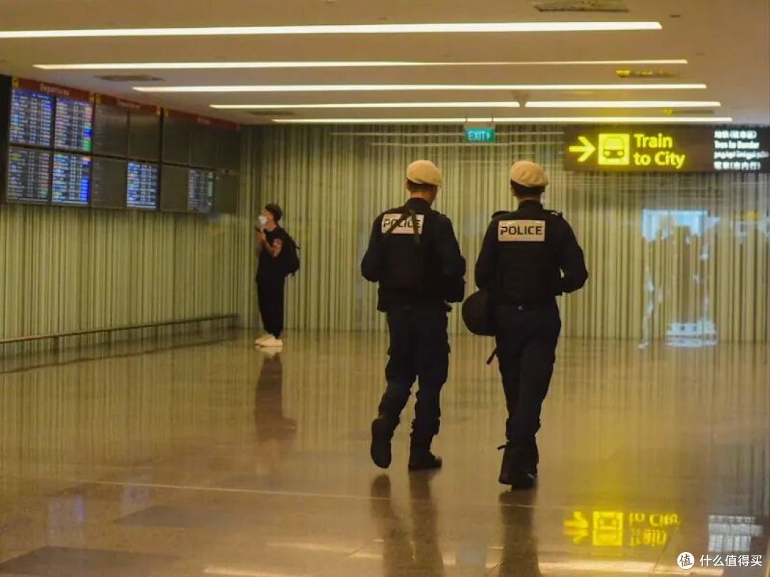 入职第2天被派去越南,警方在机场拦下他:这是去送死