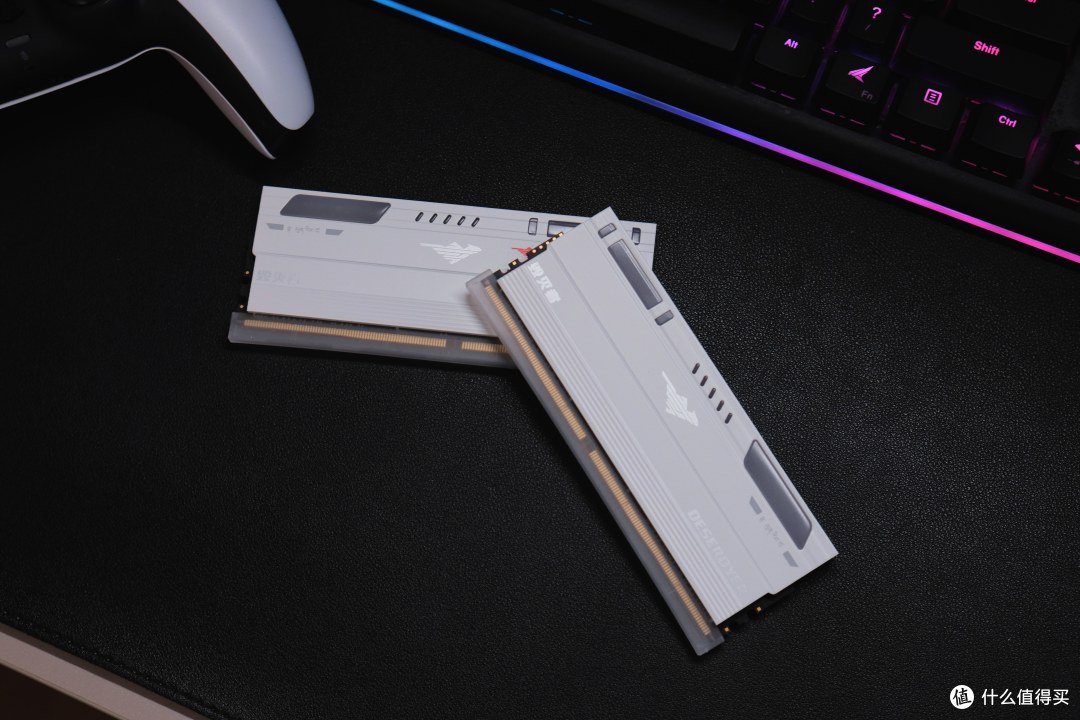 毁灭者锦衣卫电竞内存条评测:RGB 灯效与性能兼备的性价比之选
