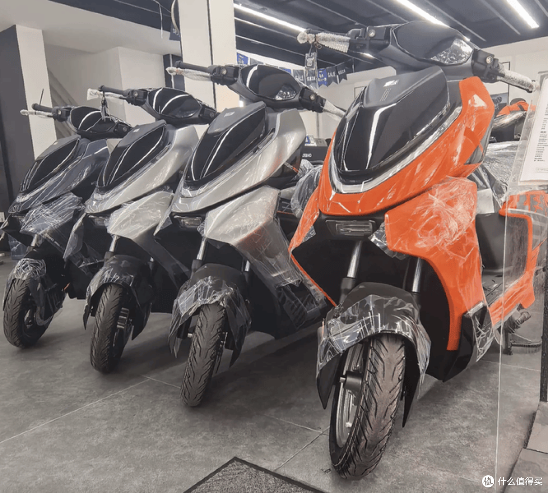 80km/h+ABS+TCS只要4899？极核AE4 SE+这次把性能电摩价格打下来
