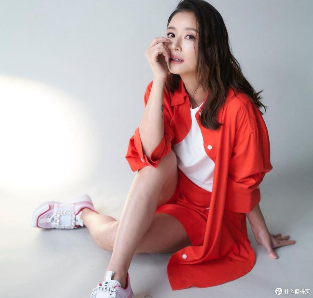 林心如如今气质大变,风衣+半身裙+长筒靴,轻松穿出超模的气场!