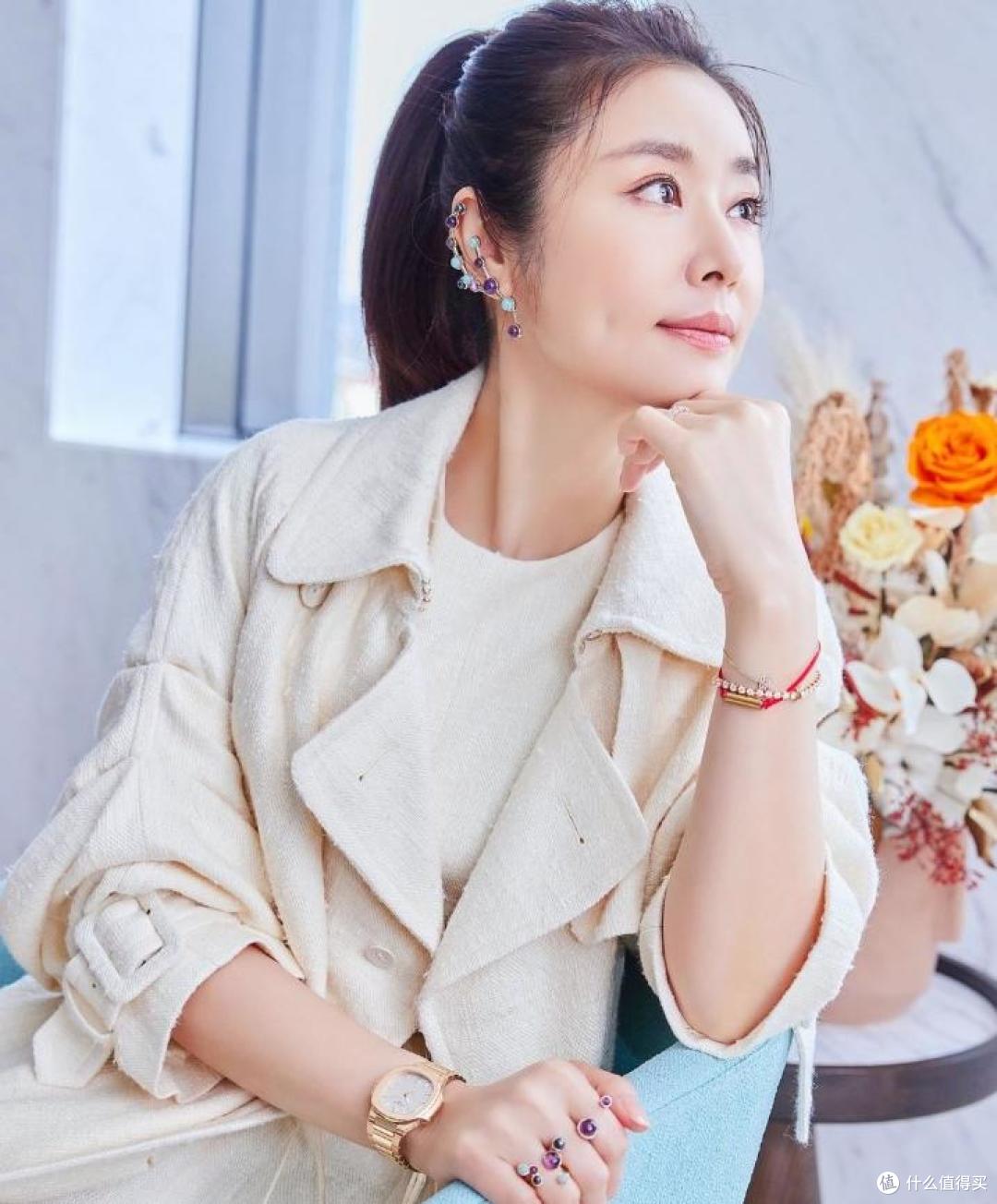 林心如如今气质大变,风衣+半身裙+长筒靴,轻松穿出超模的气场!