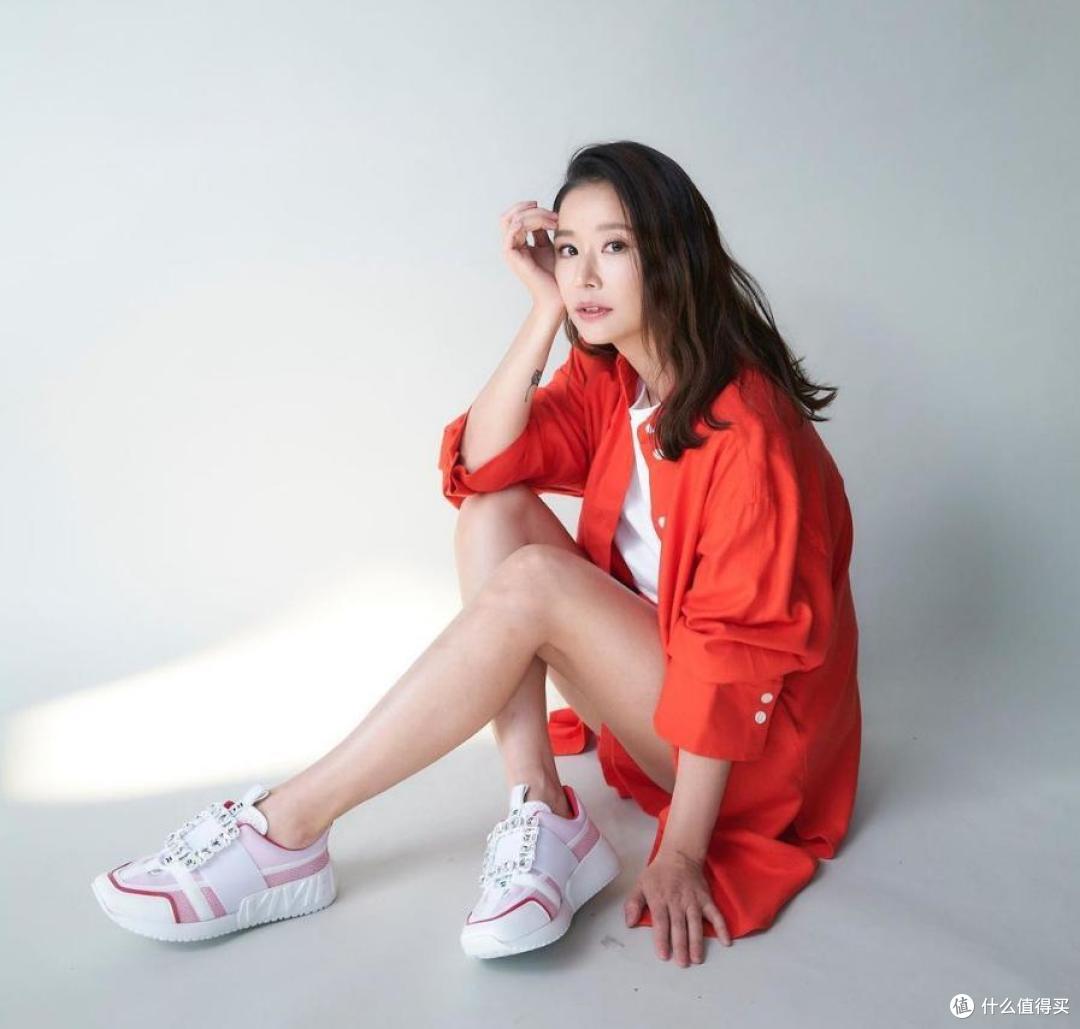 林心如如今气质大变,风衣+半身裙+长筒靴,轻松穿出超模的气场!