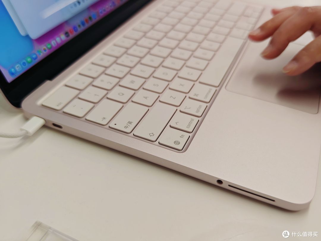 摸过MacBook Neo真机后,5K买个“减配”智商税真的合适吗?