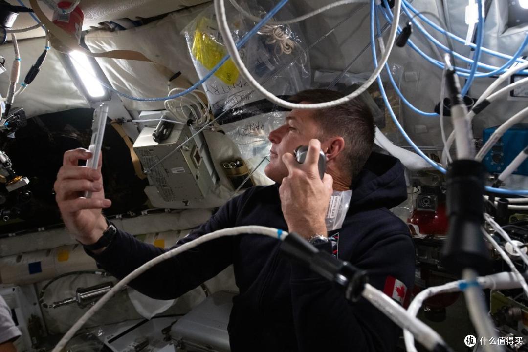 离谱!宇航员在太空直播秀iPhone照片,苹果这次赢麻了