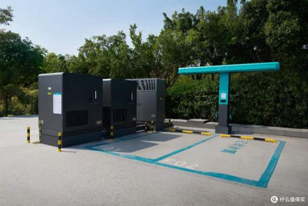 比亚迪：全国首批闪充高速站投入运营！闪充站第5000座已落成