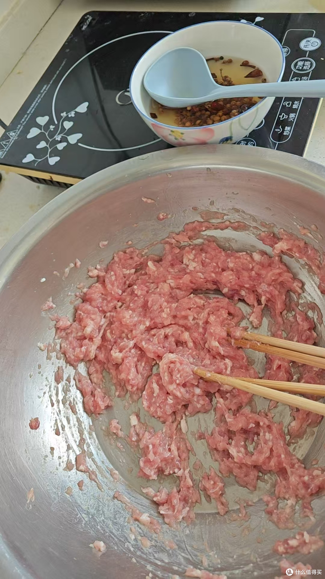 我们北方吃饺子要在肉馅中放入提前泡好的花椒水，顺时针搅拌