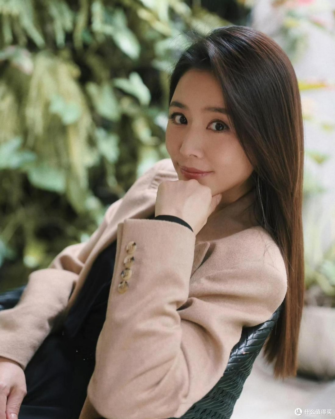 林心如剪了过肩发型，年轻20岁，穿西装+小黑裙，美得像换了个人