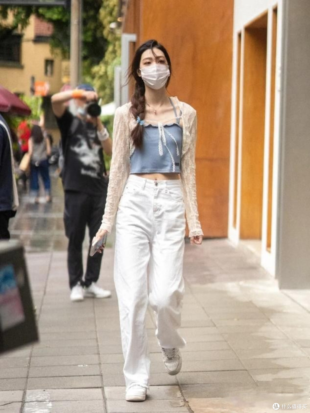 阔腿裤下面尽量不要配高跟鞋,学女生这样搭配,时髦洋气又显高!