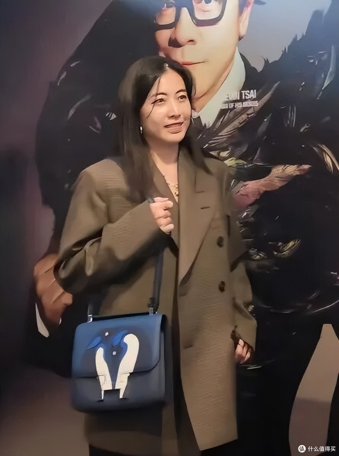 甘比背200万爱马仕包包，吃路边摊：为什么身价越高，越接地气？