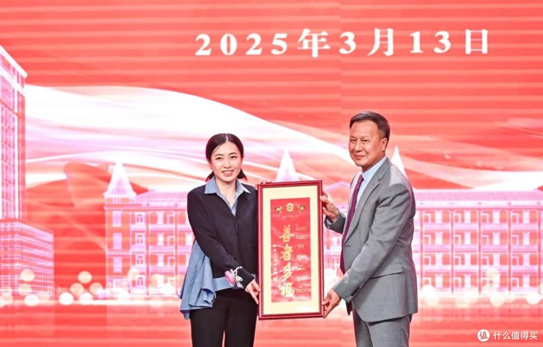 甘比背200万爱马仕包包，吃路边摊：为什么身价越高，越接地气？