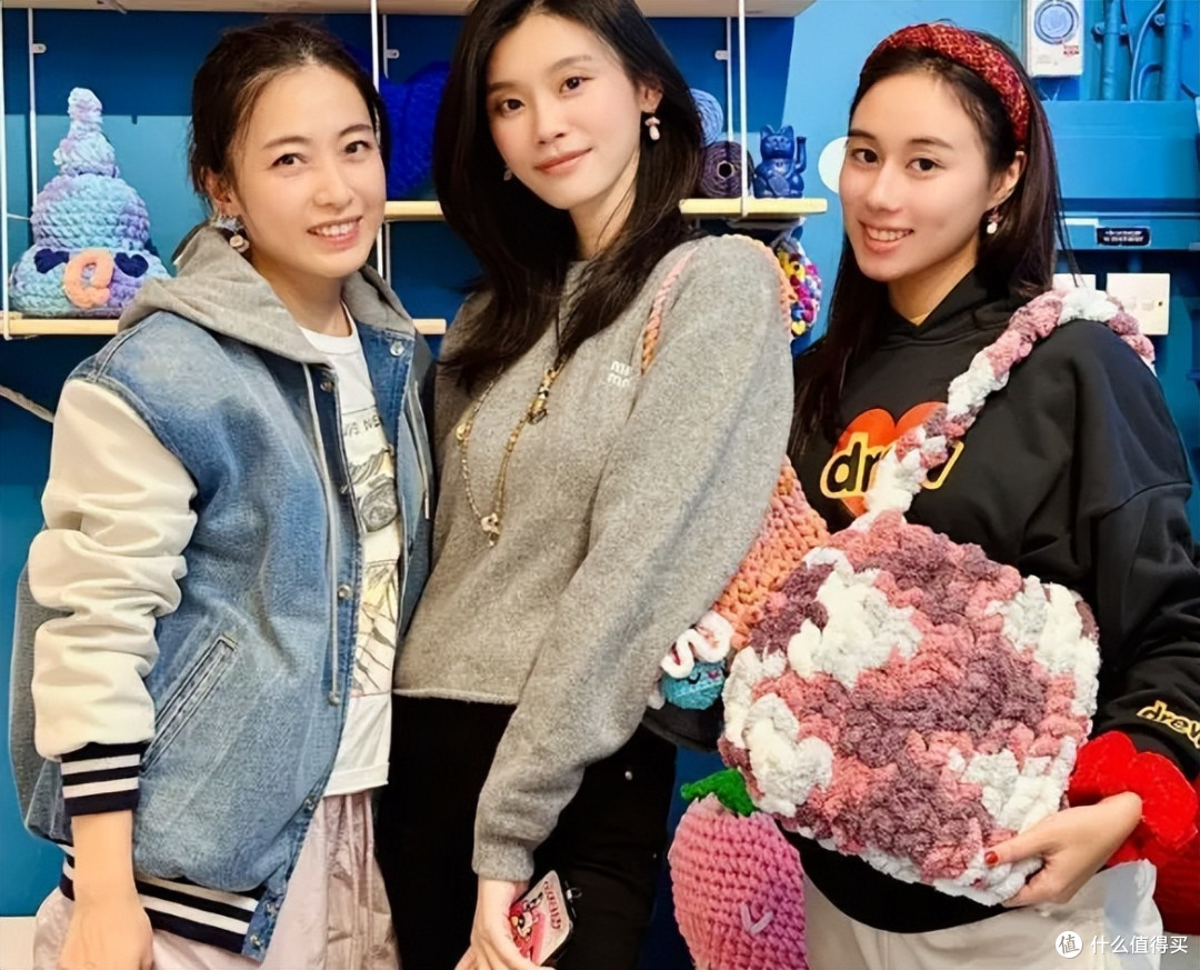 甘比背200万爱马仕包包，吃路边摊：为什么身价越高，越接地气？