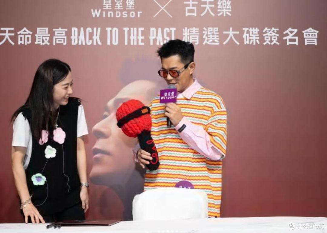 甘比背200万爱马仕包包，吃路边摊：为什么身价越高，越接地气？