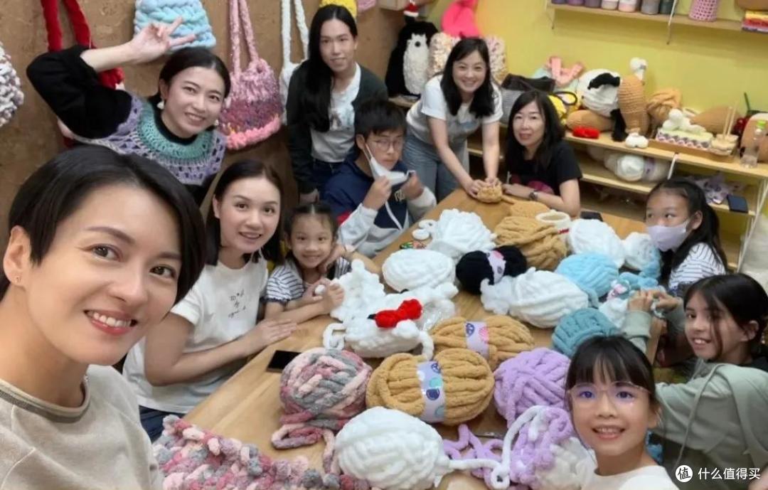 甘比背200万爱马仕包包，吃路边摊：为什么身价越高，越接地气？