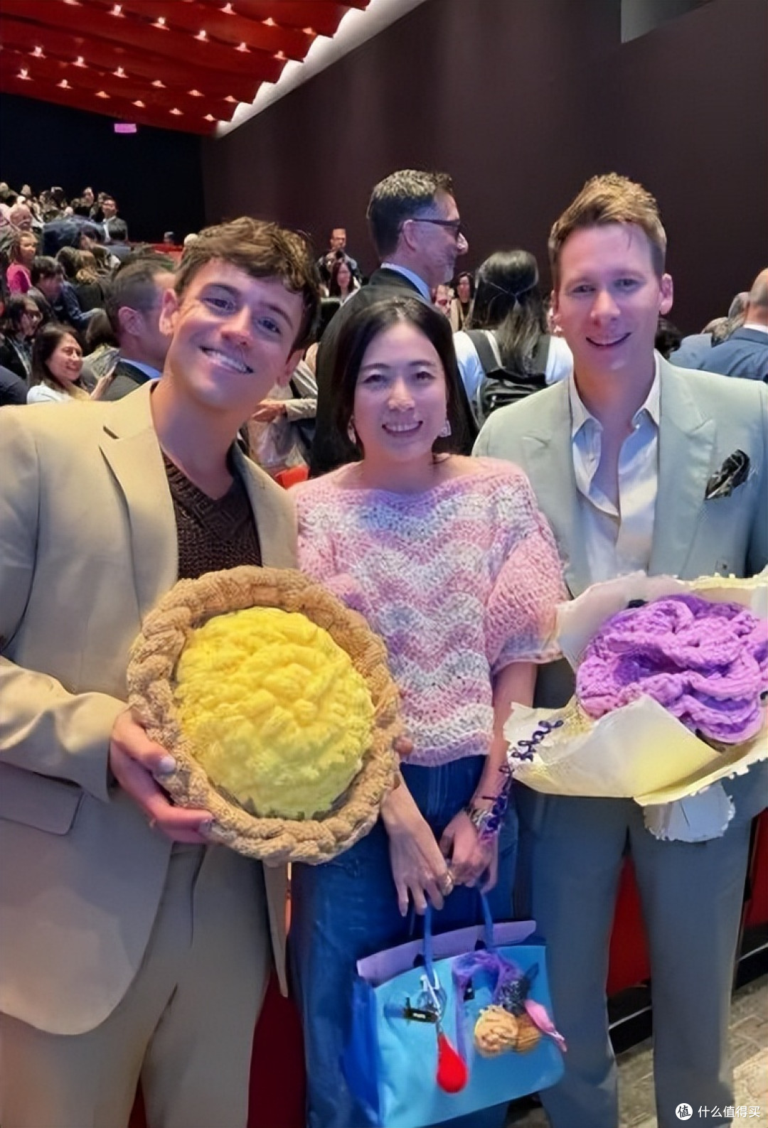 甘比背200万爱马仕包包，吃路边摊：为什么身价越高，越接地气？
