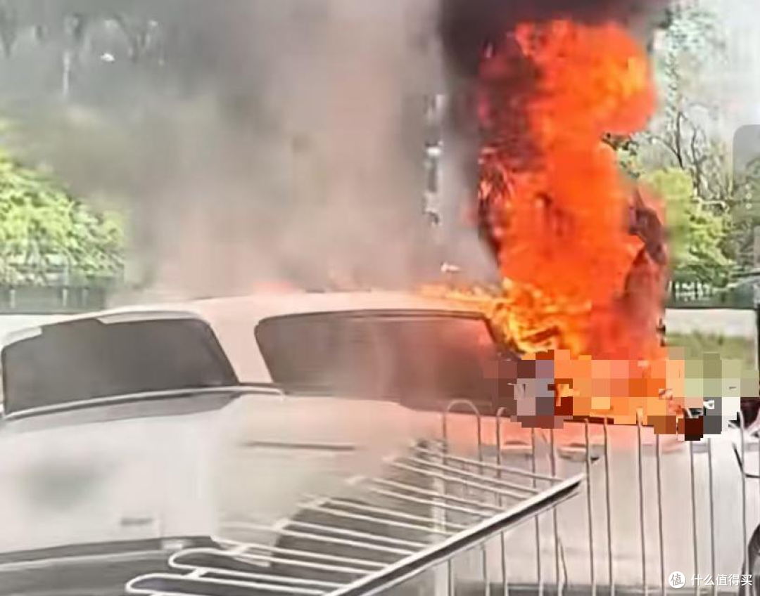 广州一电车街头撞栏杆起火，消防车紧急扑救，泡沫满地，当地回应