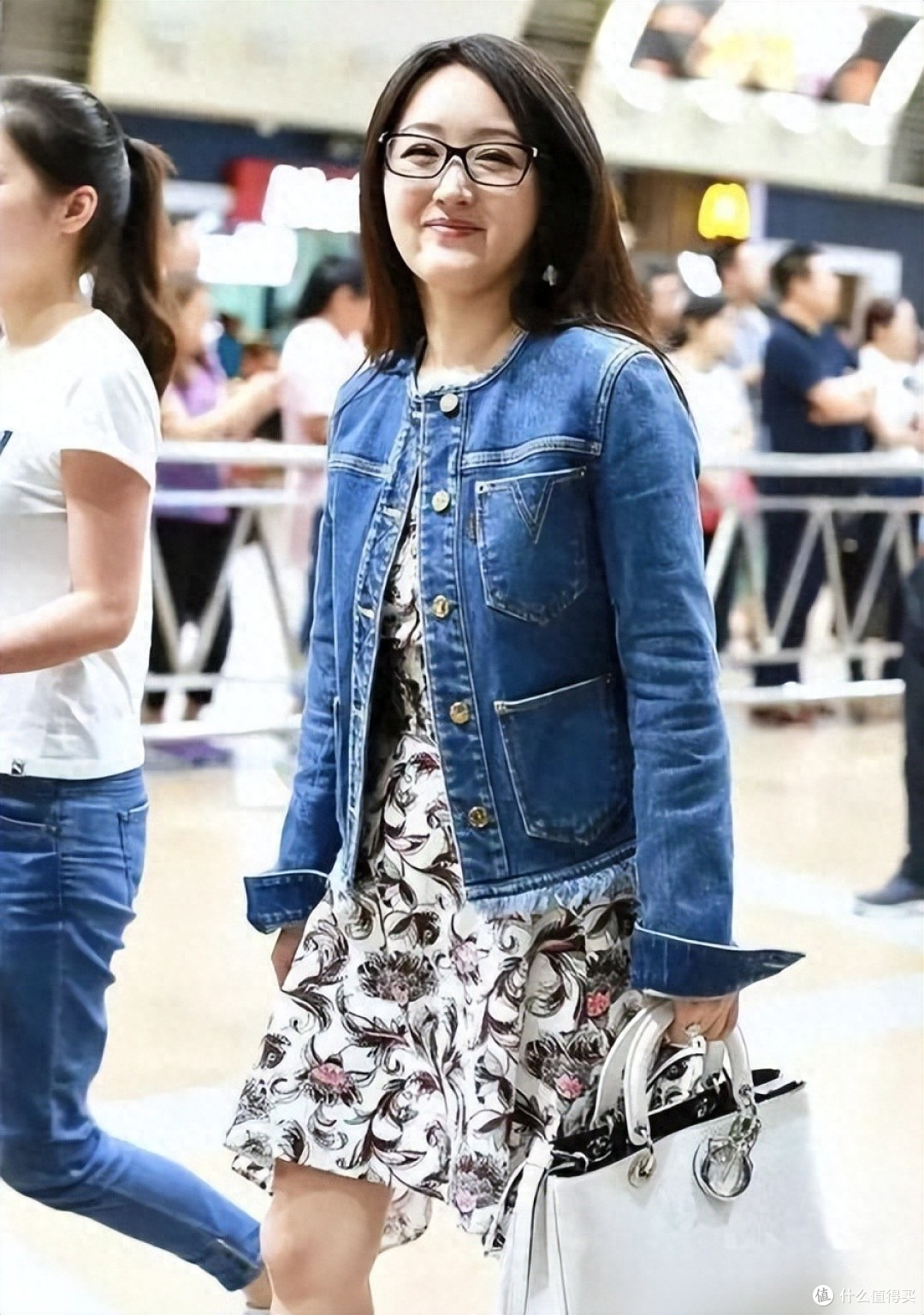 路人镜头下的杨钰莹,无美颜、无P图,披长发戴眼镜像个女学生!