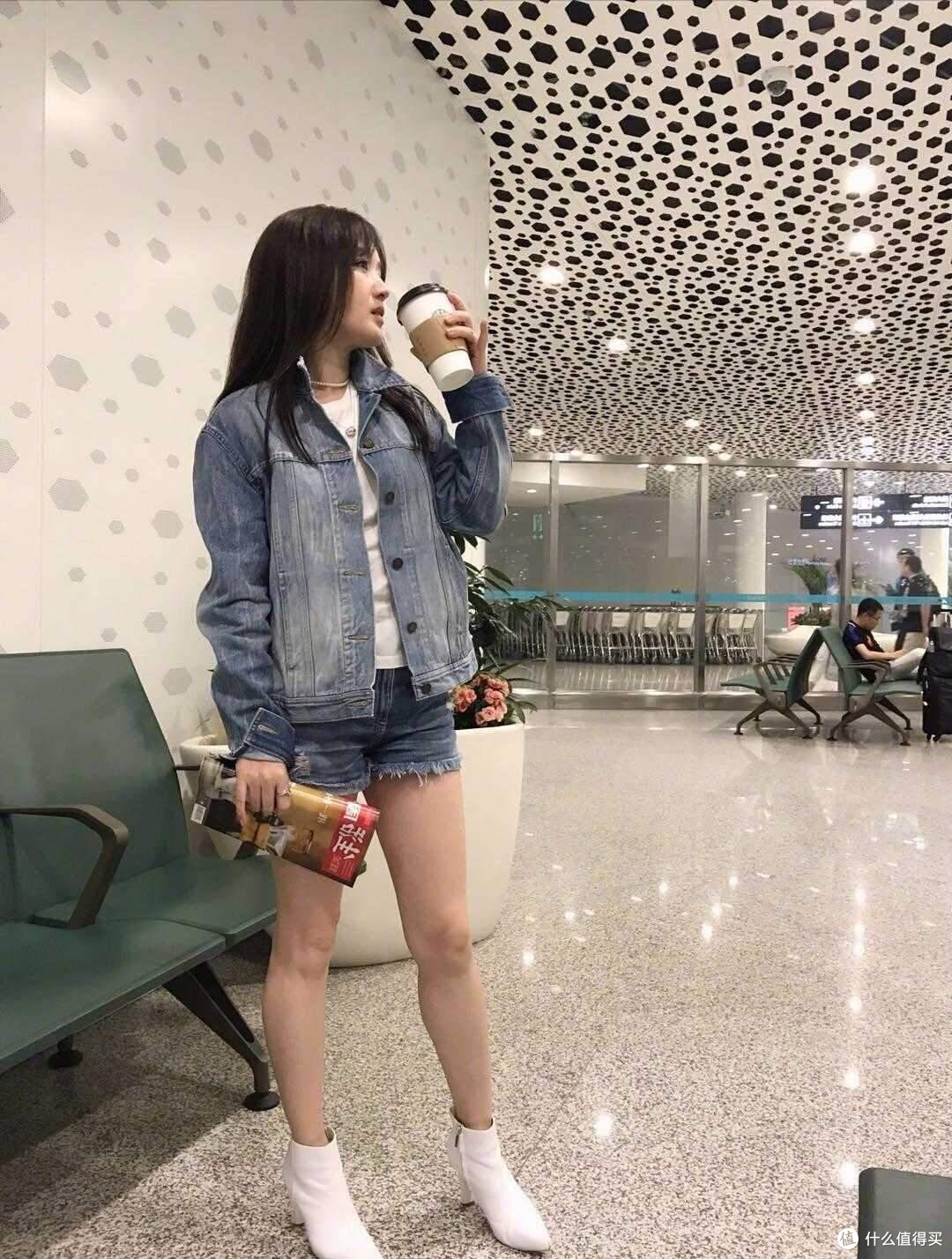 路人镜头下的杨钰莹,无美颜、无P图,披长发戴眼镜像个女学生!